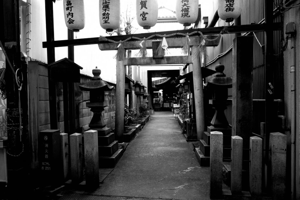 石を持ち上げる神社