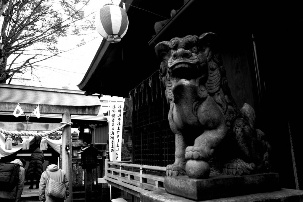 浅間神社狛犬黒目