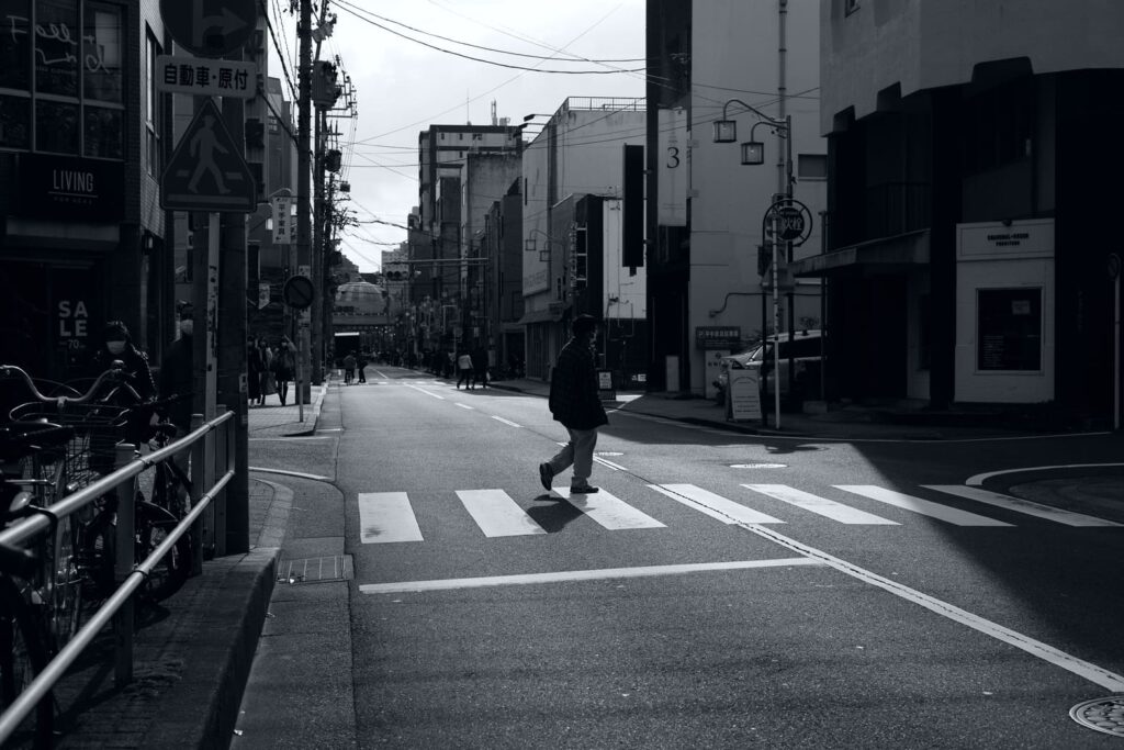 大須横断歩道一人