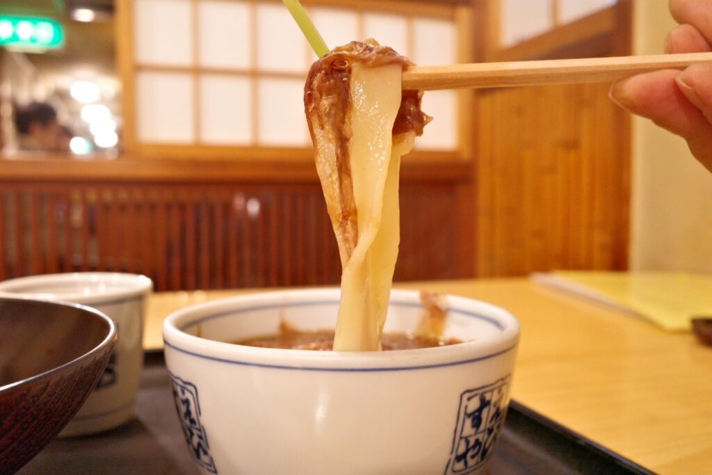 採用手が入った麺上げ