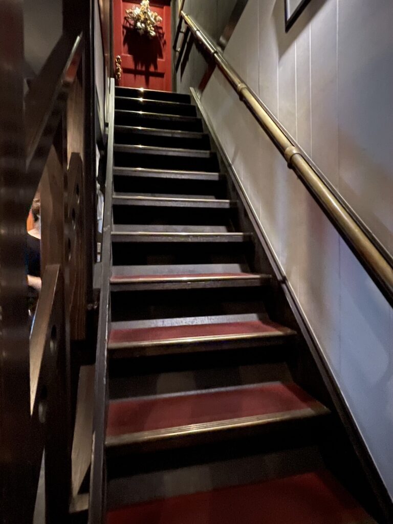 ２階に上がる階段