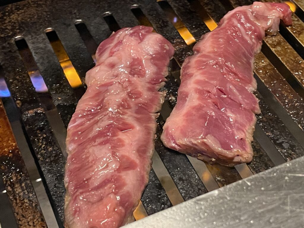 肉焼いている