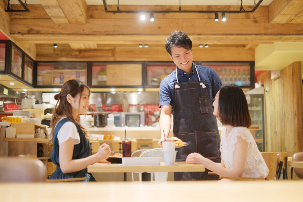 はじめ女性食事